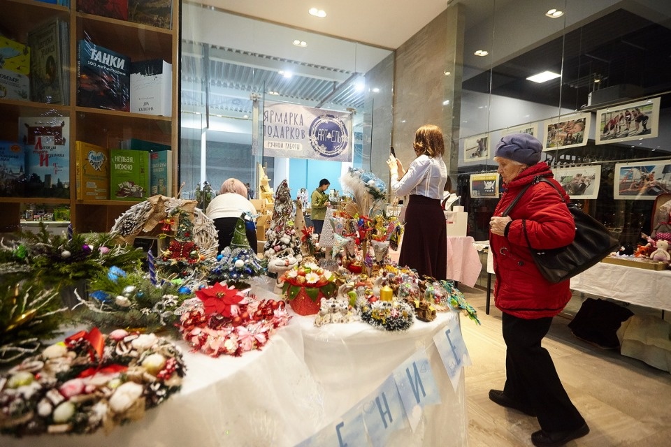 Первый день работы ярмарки «ART-ель» в «Простории» 