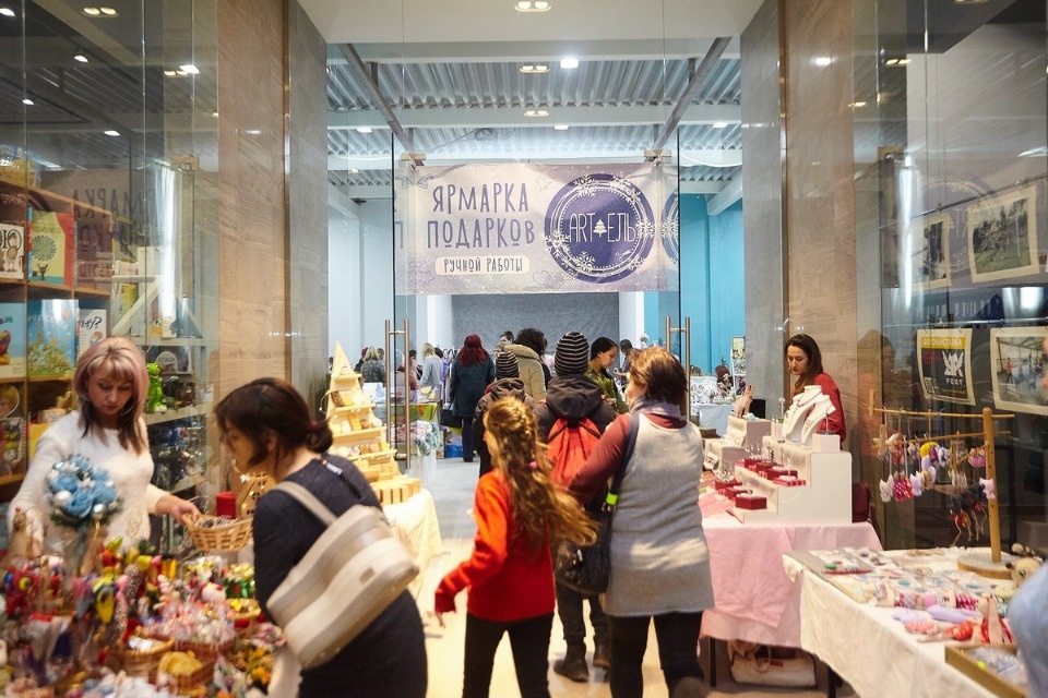 Первый день работы ярмарки «ART-ель» в «Простории» 