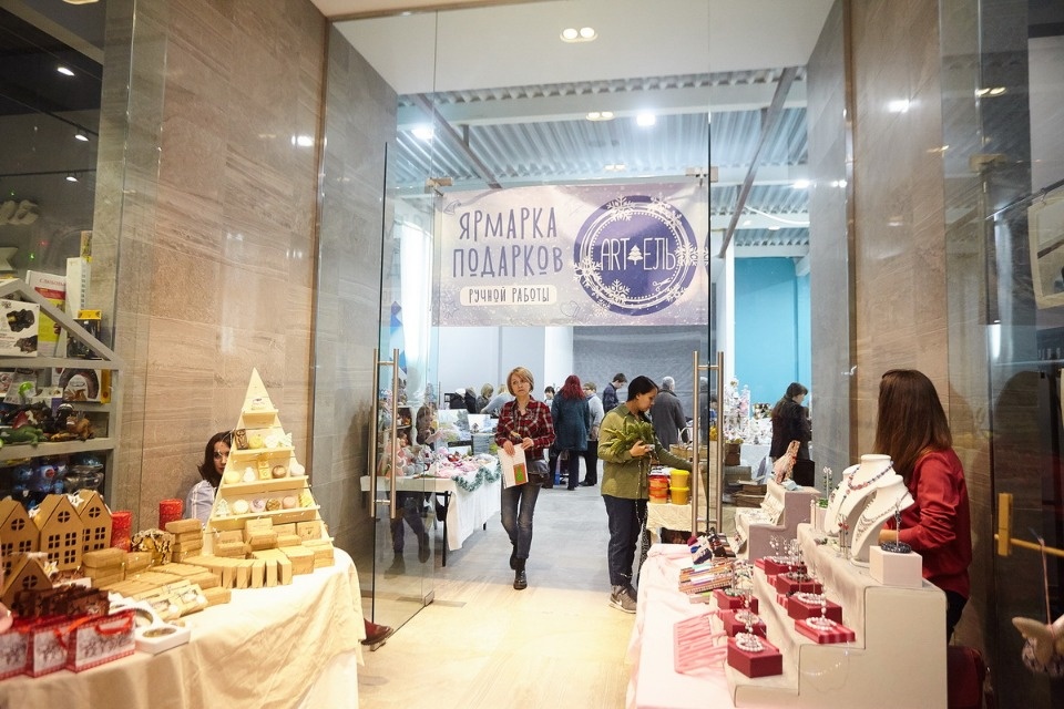Первый день работы ярмарки «ART-ель» в «Простории» 