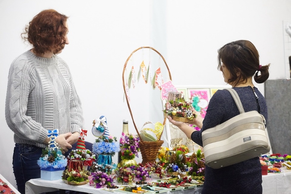 Первый день работы ярмарки «ART-ель» в «Простории» 