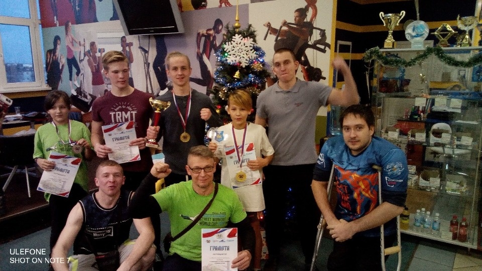 Более 70 спортсменов приняли участие в соревнованиях по воркауту в Пскове Более 70 спортсменов приняли участие в соревнованиях по воркауту в Пскове