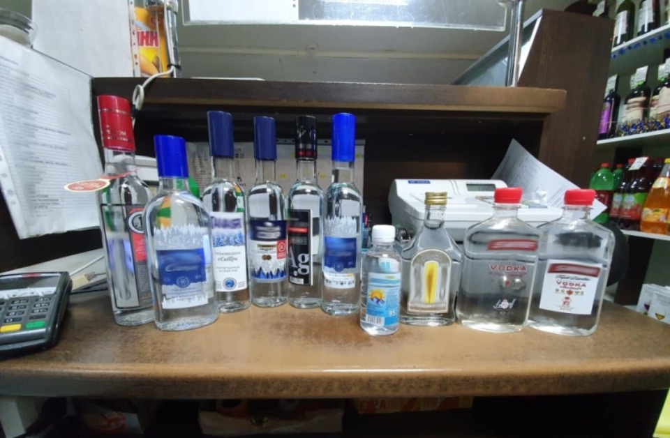 Из Псковского бара полиция изъяла 67 литров спиртового лосьона, которым поили посетителей Из Псковского бара полиция изъяла 67 литров спиртового лосьона, которым поили посетителей