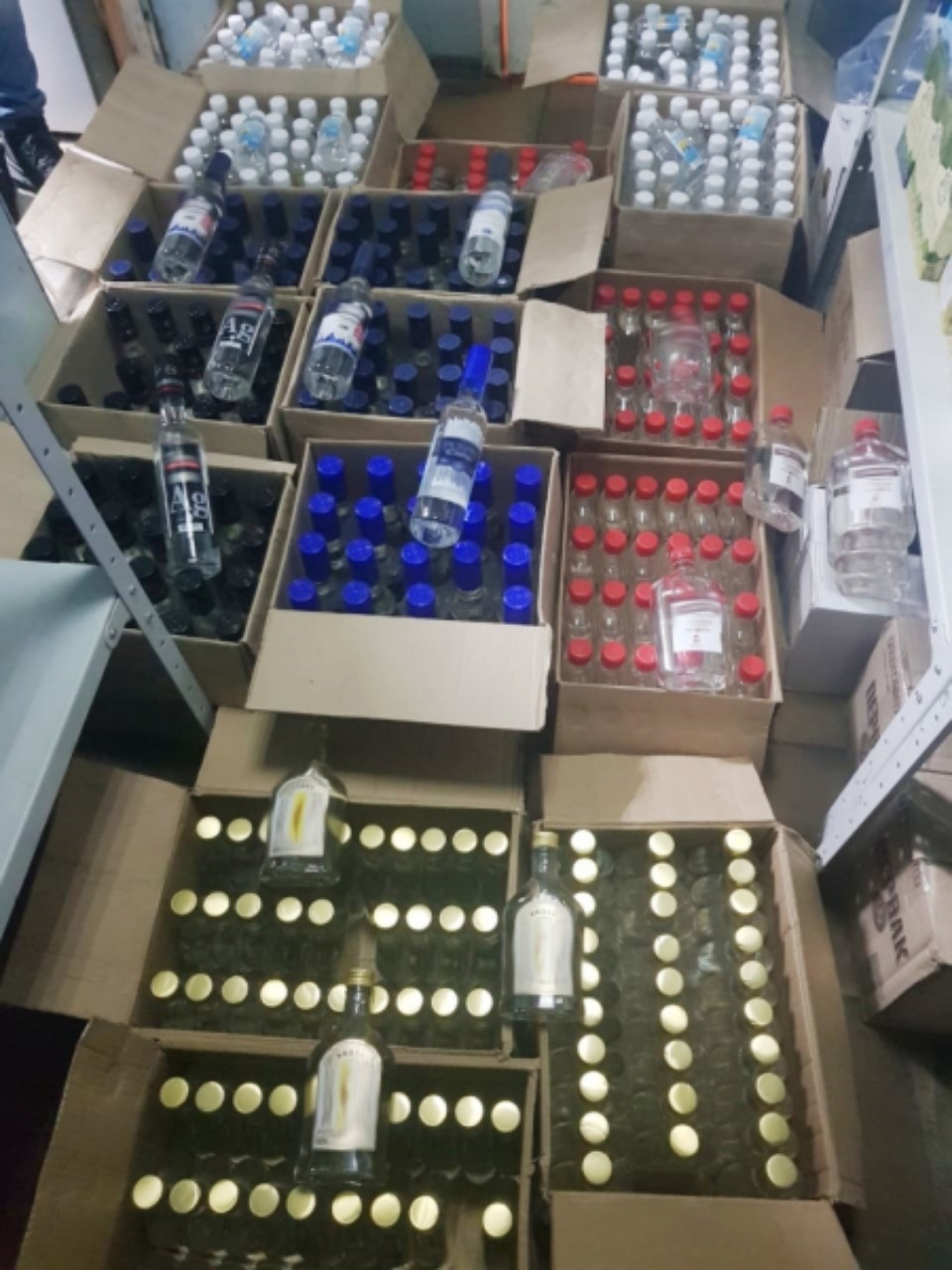 Из Псковского бара полиция изъяла 67 литров спиртового лосьона, которым поили посетителей Из Псковского бара полиция изъяла 67 литров спиртового лосьона, которым поили посетителей