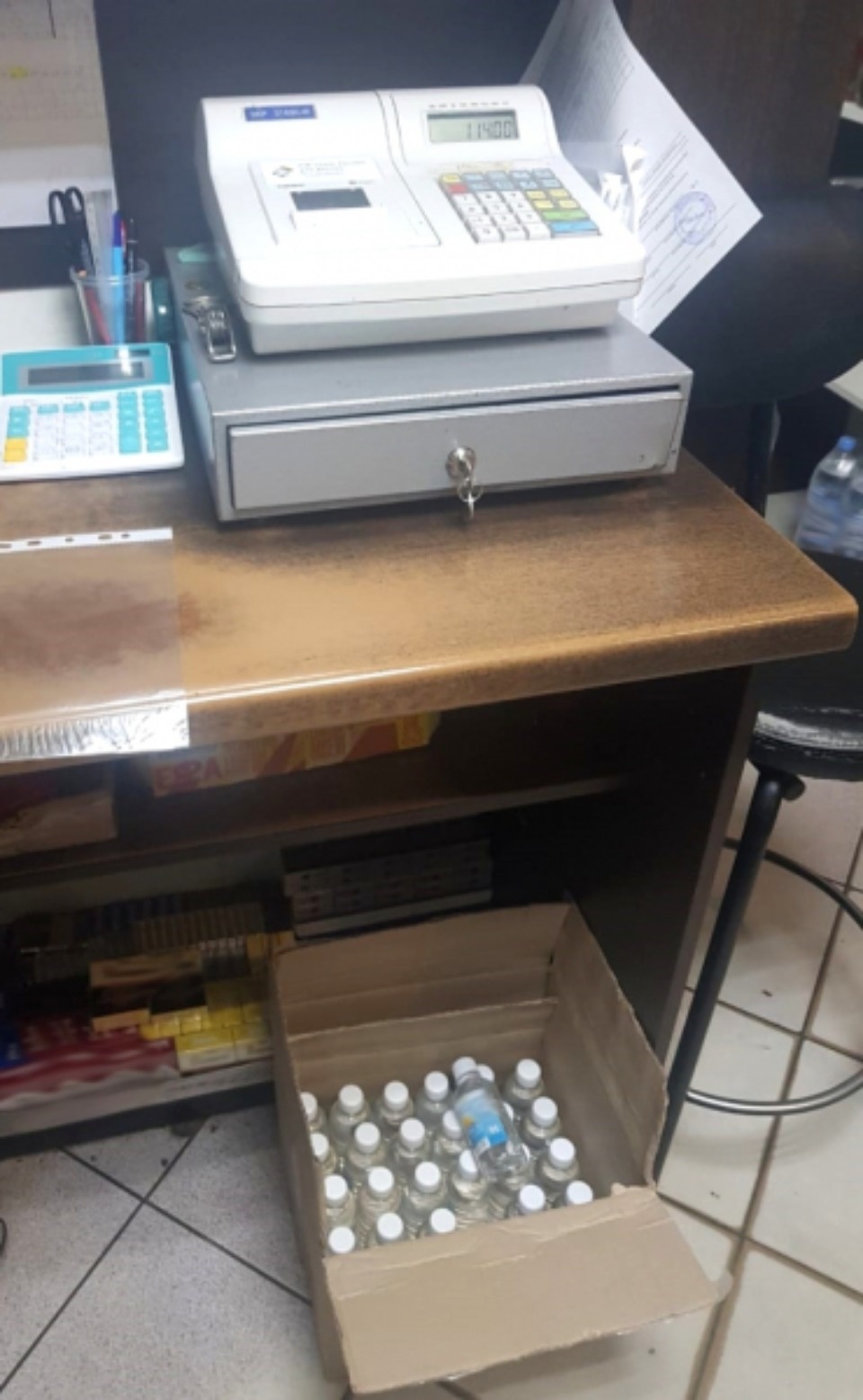 Из Псковского бара полиция изъяла 67 литров спиртового лосьона, которым поили посетителей Из Псковского бара полиция изъяла 67 литров спиртового лосьона, которым поили посетителей