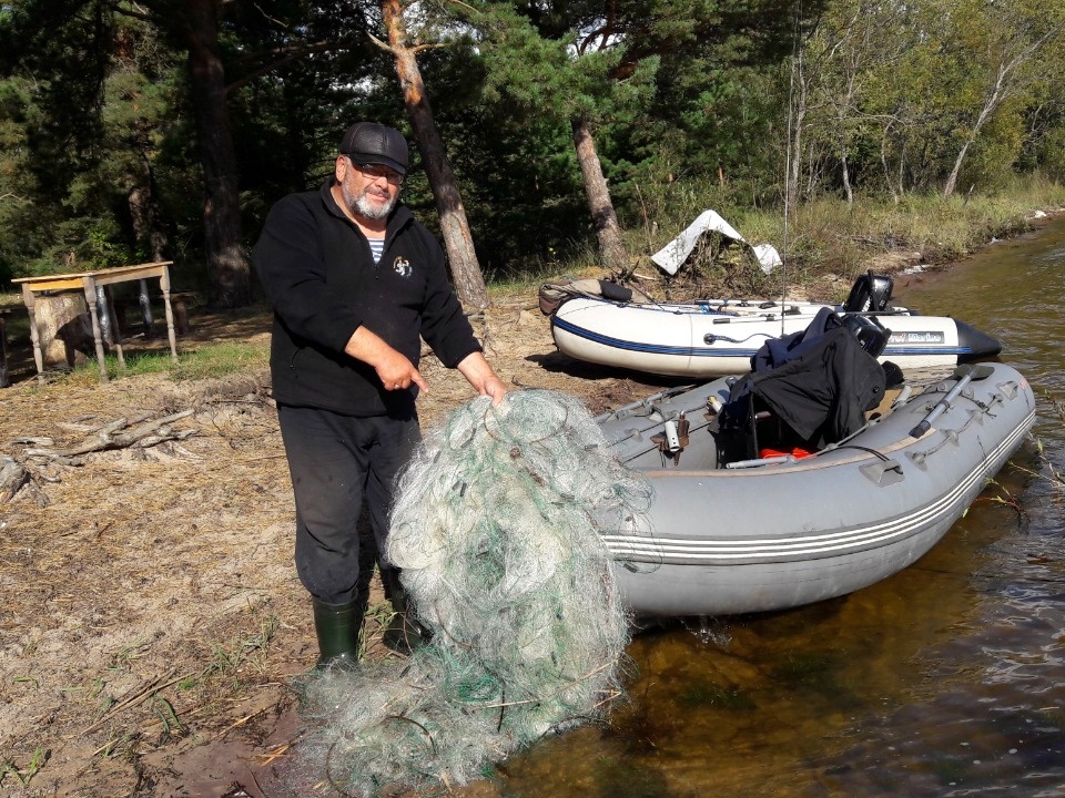 Псковские реки и озера накрыла паутина брошенных сетей