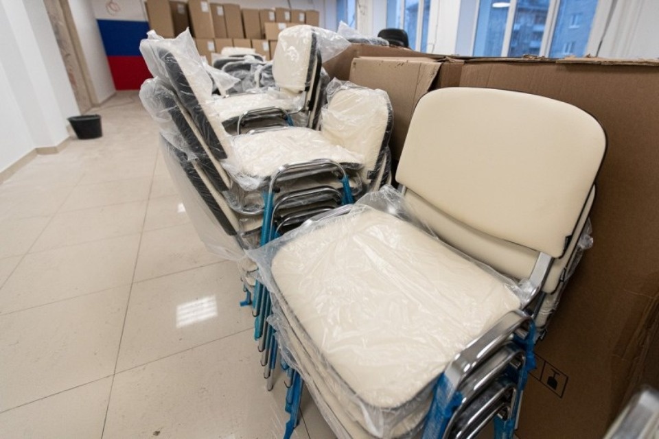 Новую мебель уже завезли в областную библиотеку после реконструкции