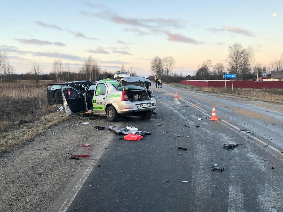 Двоих мужчин, которые спешили на помощь пострадавшим в аварии в Псковском районе, сбил Лексус (ФОТО) Двоих мужчин, которые спешили на помощь пострадавшим в аварии в Псковском районе, сбил Лексус (ФОТО)