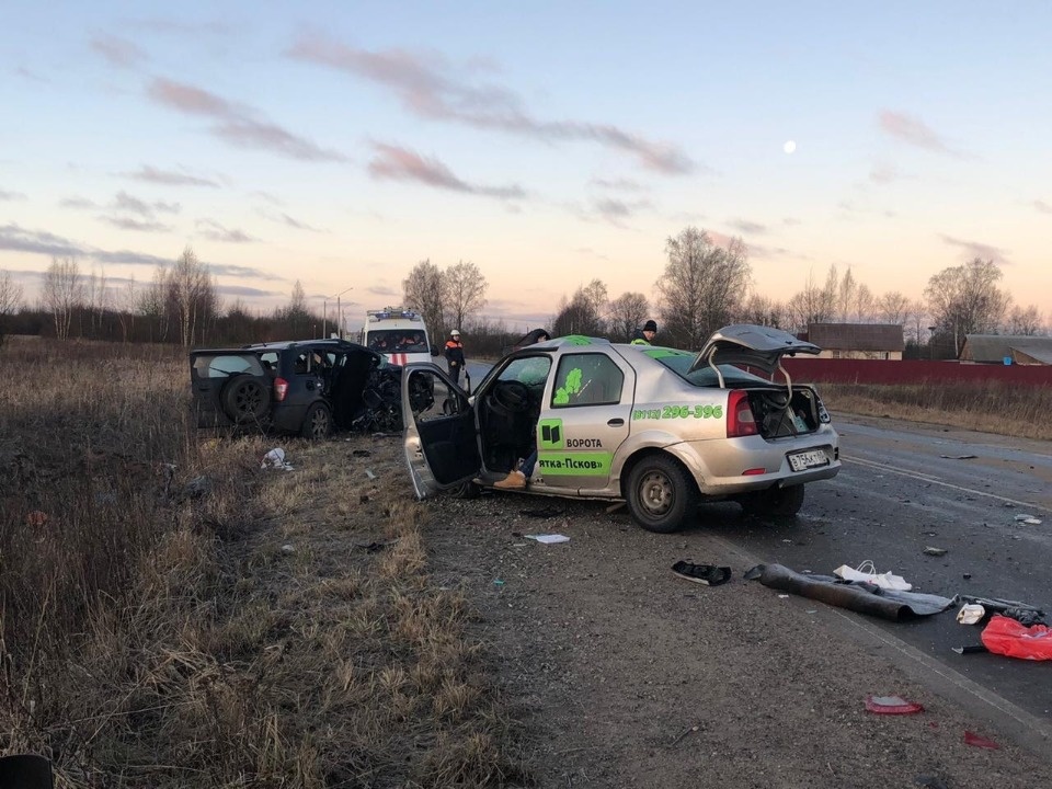 Двоих мужчин, которые спешили на помощь пострадавшим в аварии в Псковском районе, сбил Лексус (ФОТО) Двоих мужчин, которые спешили на помощь пострадавшим в аварии в Псковском районе, сбил Лексус (ФОТО)