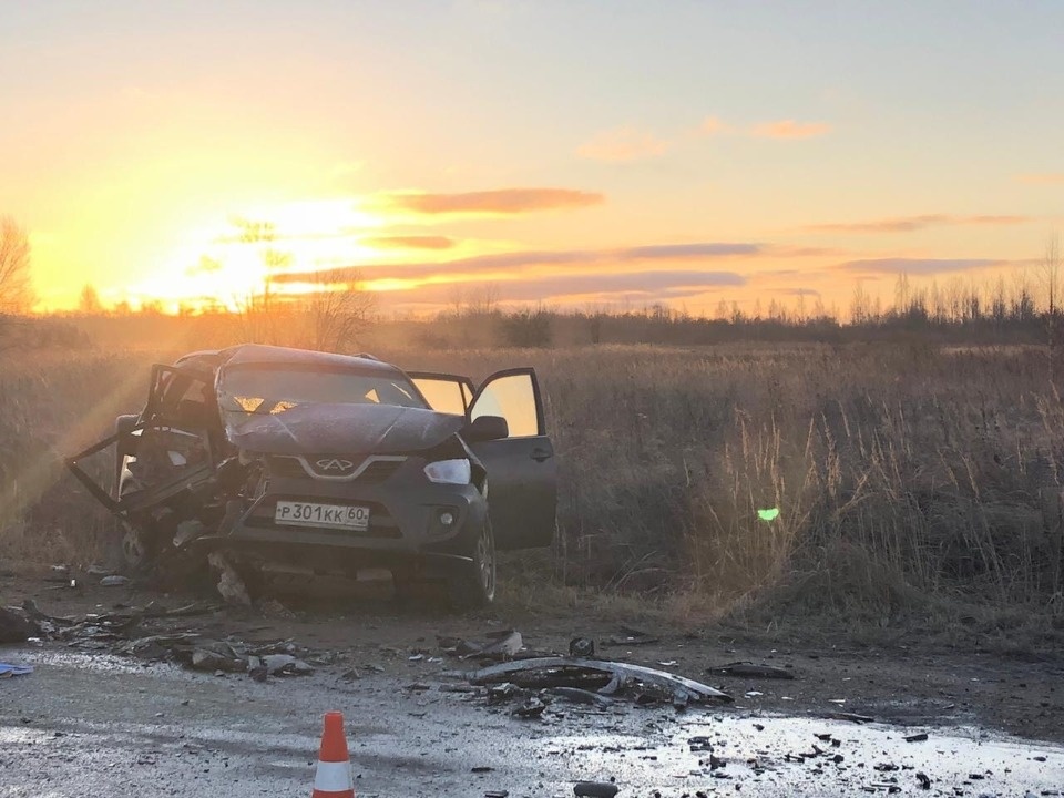 Двоих мужчин, которые спешили на помощь пострадавшим в аварии в Псковском районе, сбил Лексус (ФОТО) Двоих мужчин, которые спешили на помощь пострадавшим в аварии в Псковском районе, сбил Лексус (ФОТО)
