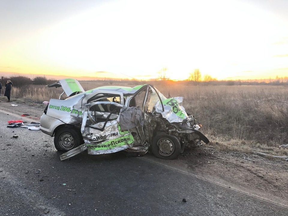 Двоих мужчин, которые спешили на помощь пострадавшим в аварии в Псковском районе, сбил Лексус (ФОТО) Двоих мужчин, которые спешили на помощь пострадавшим в аварии в Псковском районе, сбил Лексус (ФОТО)