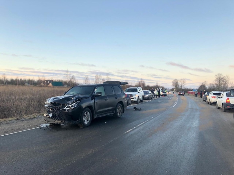 Двоих мужчин, которые спешили на помощь пострадавшим в аварии в Псковском районе, сбил Лексус (ФОТО) Двоих мужчин, которые спешили на помощь пострадавшим в аварии в Псковском районе, сбил Лексус (ФОТО)