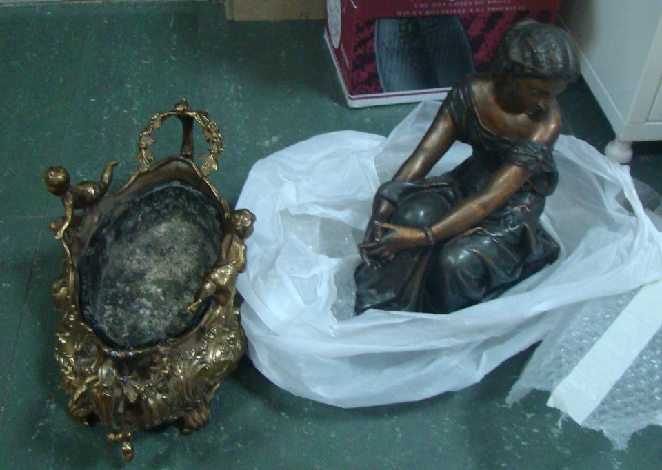 Псковские пограничники задержали мужчину с картинами и резными тумбами в багажнике авто Псковские пограничники задержали мужчину с картинами и резными тумбами в багажнике авто