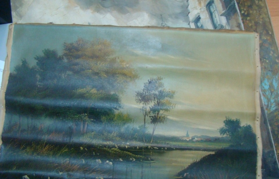 Псковские пограничники задержали мужчину с картинами и резными тумбами в багажнике авто Псковские пограничники задержали мужчину с картинами и резными тумбами в багажнике авто