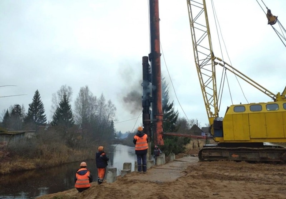 Сваи установили в основание нового моста, строящегося  в Псковском районе
