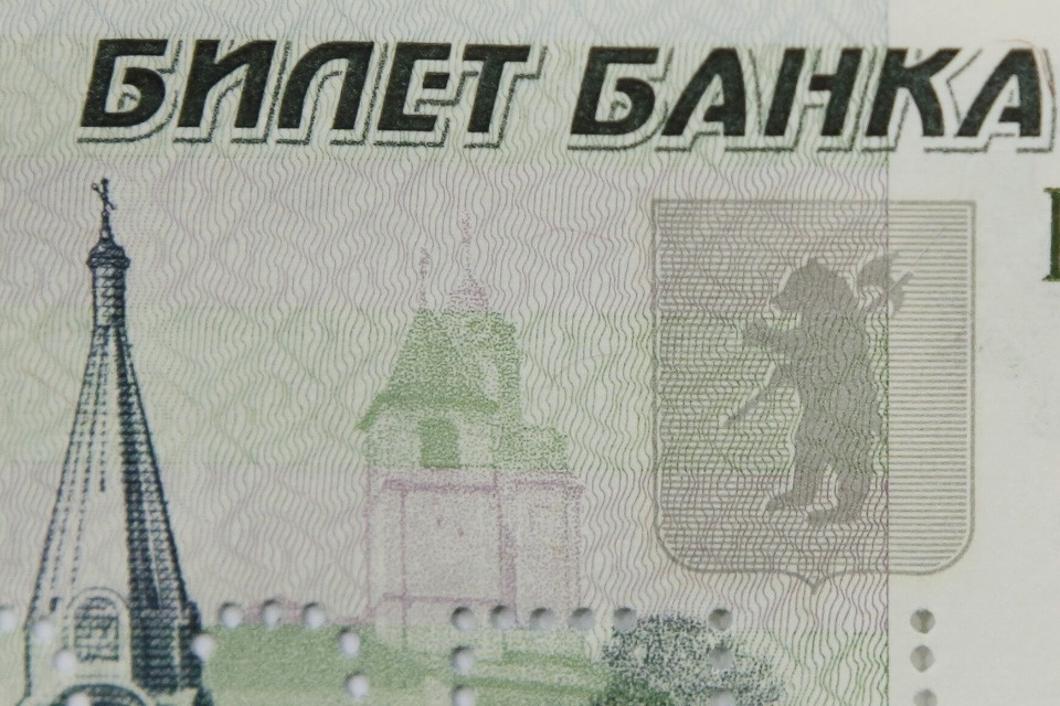 У псковичей в магазинах отказываются принимать подлинные деньги