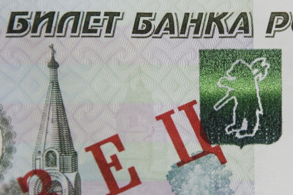У псковичей в магазинах отказываются принимать подлинные деньги
