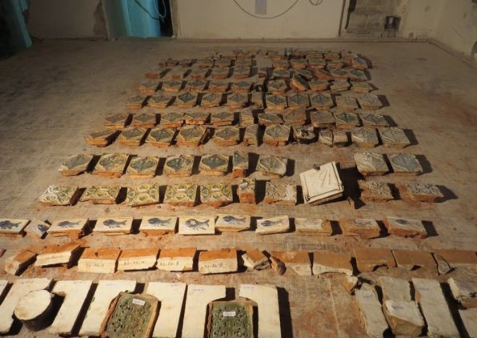 С печи Поганкиных палат демонтировали изразцы