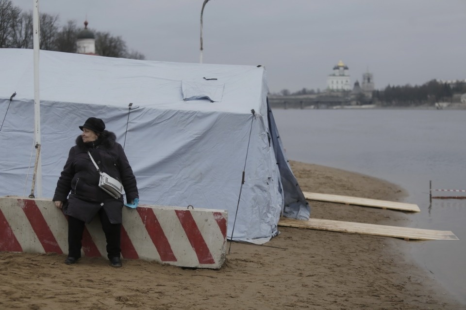 Крещенское купание в Пскове в 2020 году прошло без снега и льда