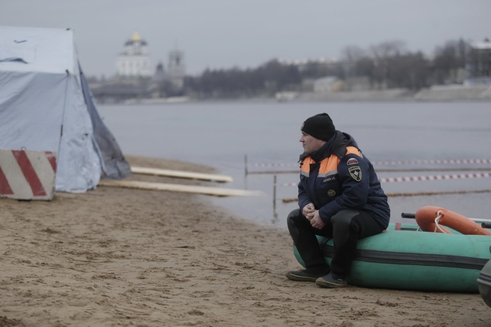 Крещенское купание в Пскове в 2020 году прошло без снега и льда