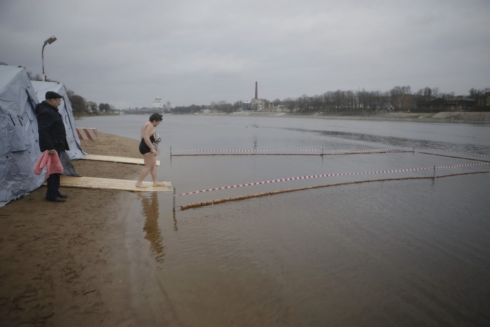 Крещенское купание в Пскове в 2020 году прошло без снега и льда