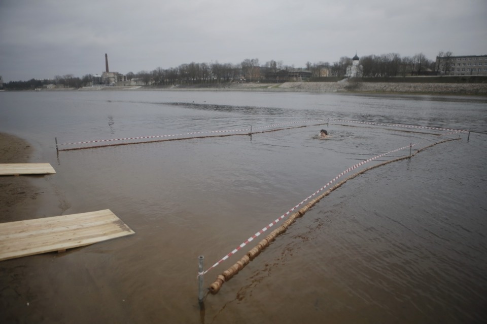Крещенское купание в Пскове в 2020 году прошло без снега и льда