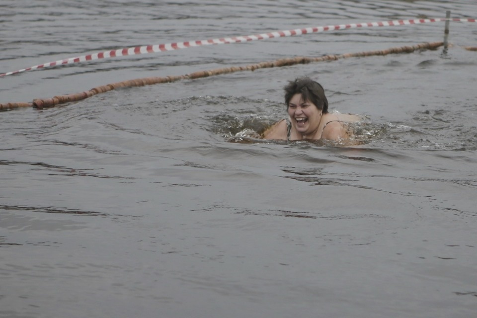 Крещенское купание в Пскове в 2020 году прошло без снега и льда