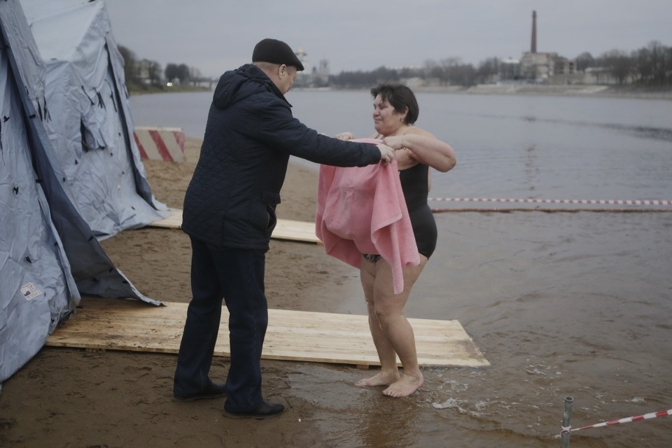 Крещенское купание в Пскове в 2020 году прошло без снега и льда