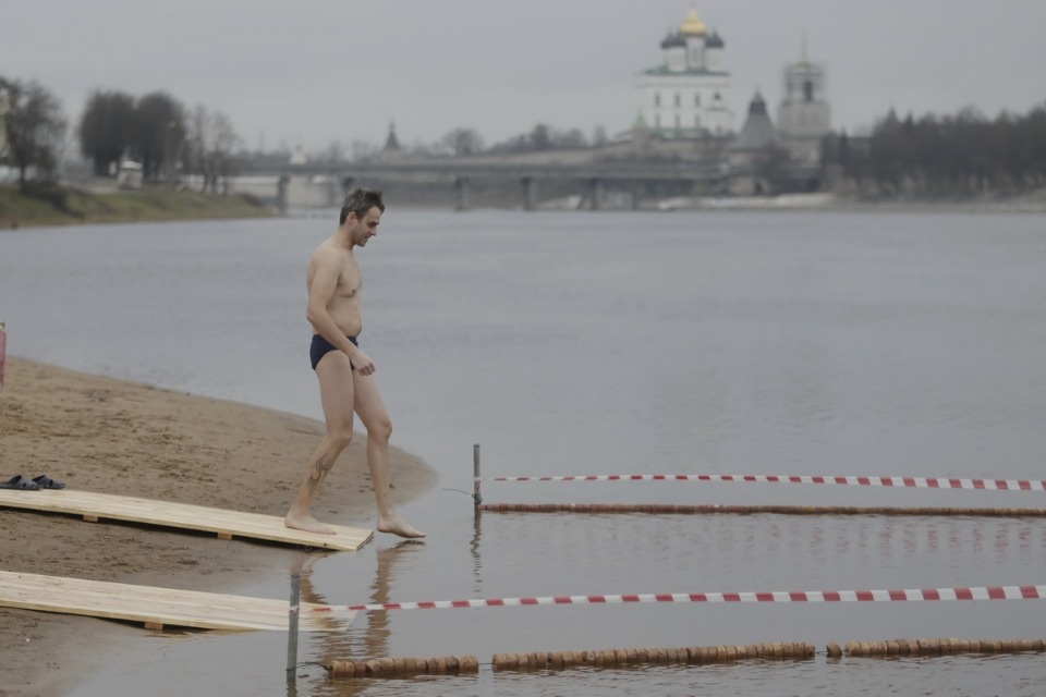 Крещенское купание в Пскове в 2020 году прошло без снега и льда