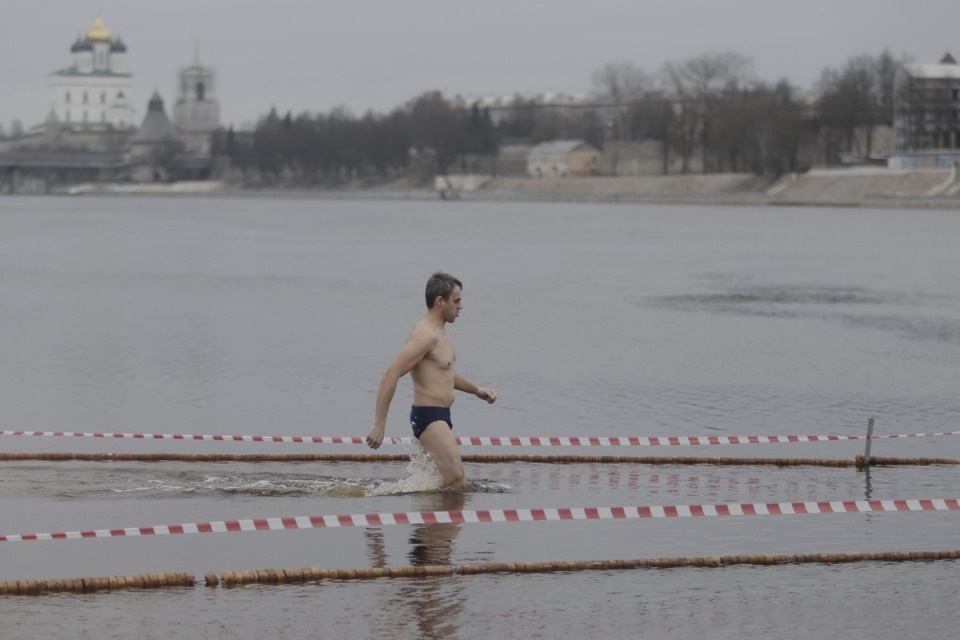 Крещенское купание в Пскове в 2020 году прошло без снега и льда