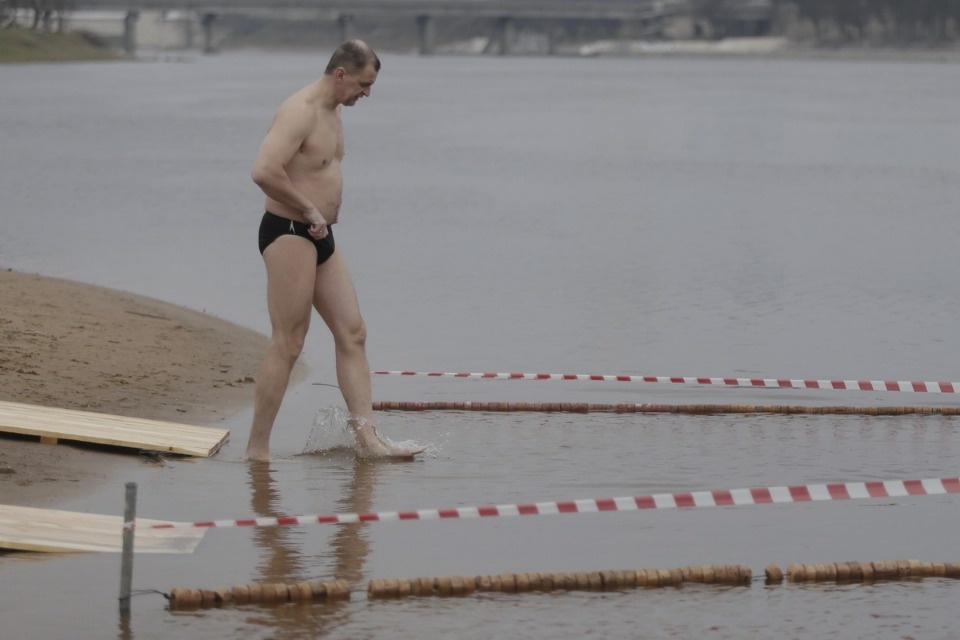 Крещенское купание в Пскове в 2020 году прошло без снега и льда