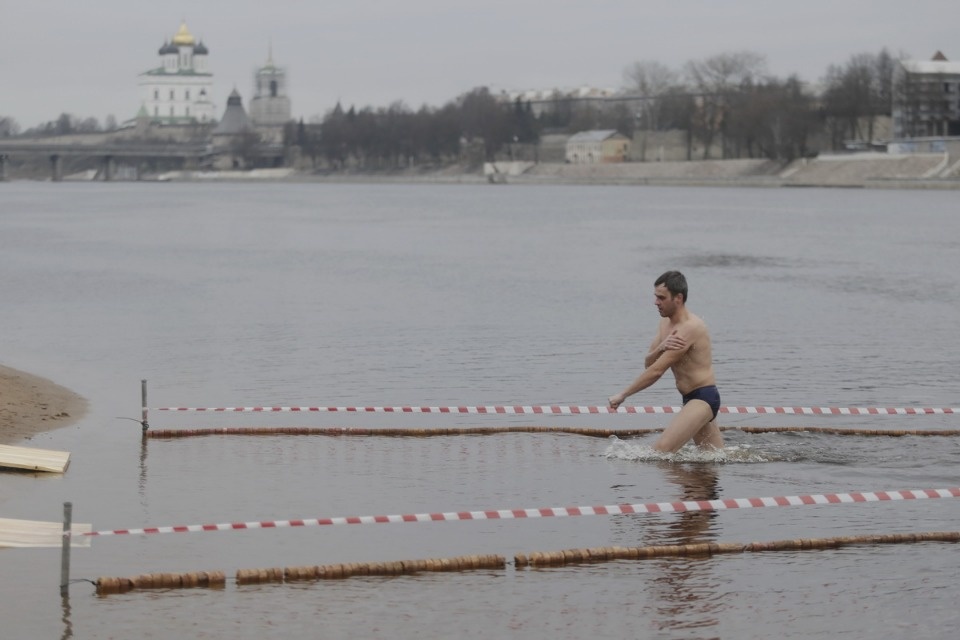 Крещенское купание в Пскове в 2020 году прошло без снега и льда
