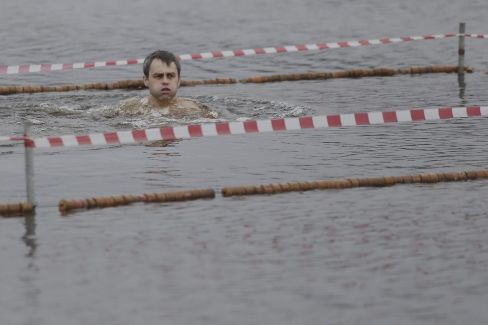 Крещенское купание в Пскове в 2020 году прошло без снега и льда