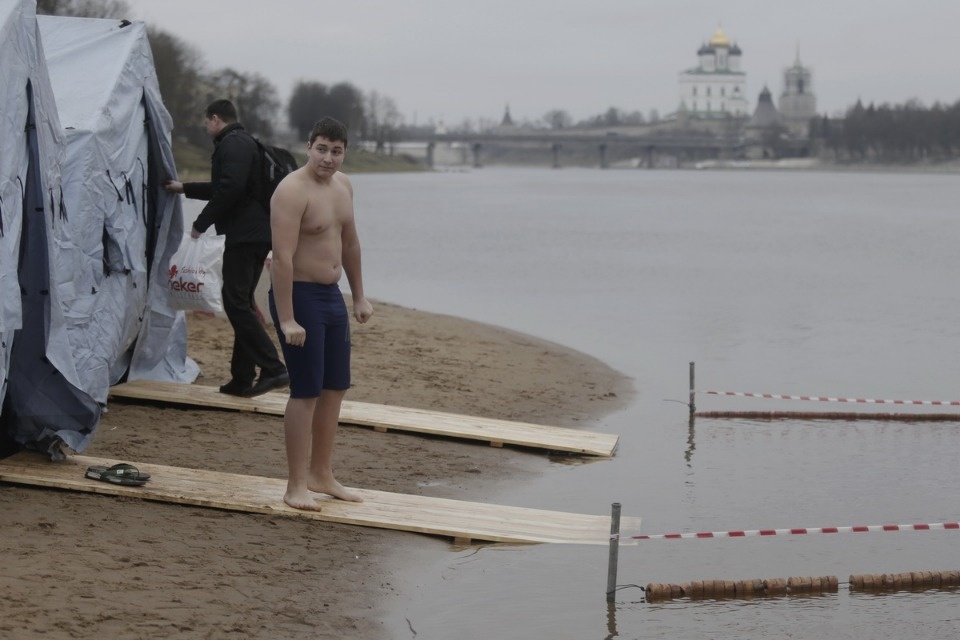 Крещенское купание в Пскове в 2020 году прошло без снега и льда