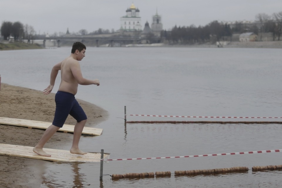 Крещенское купание в Пскове в 2020 году прошло без снега и льда