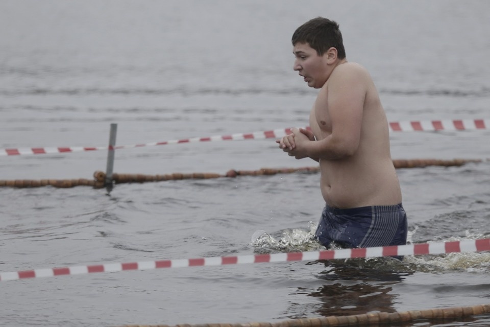 Крещенское купание в Пскове в 2020 году прошло без снега и льда