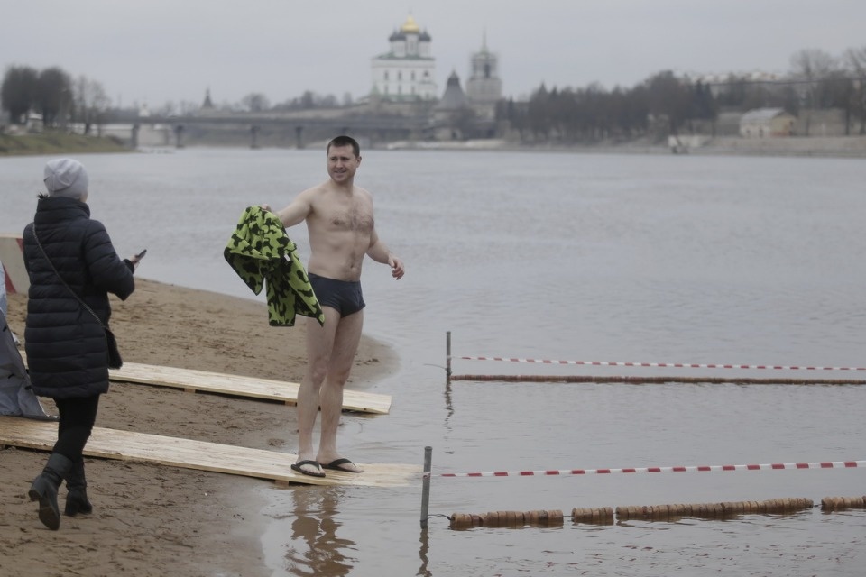 Крещенское купание в Пскове в 2020 году прошло без снега и льда