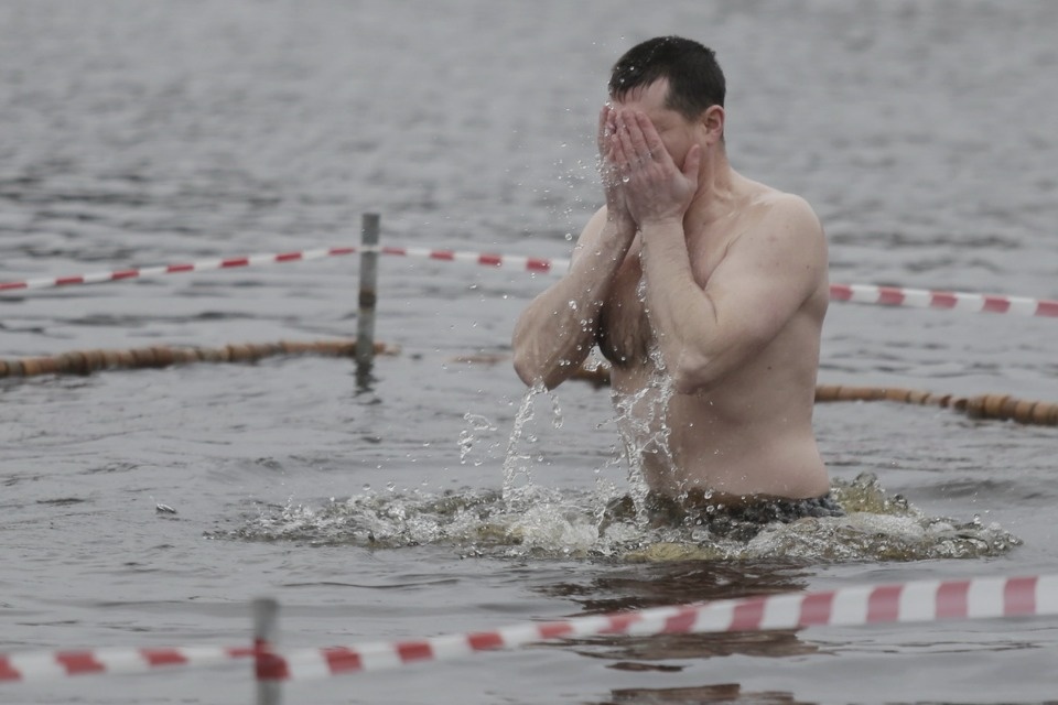 Крещенское купание в Пскове в 2020 году прошло без снега и льда