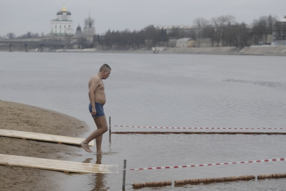 Крещенское купание в Пскове в 2020 году прошло без снега и льда