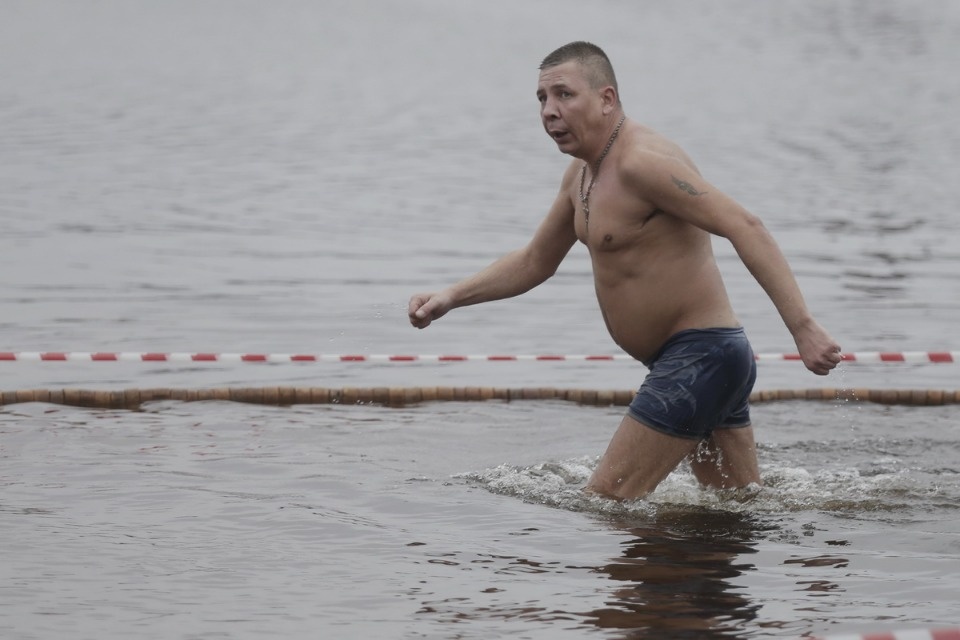 Крещенское купание в Пскове в 2020 году прошло без снега и льда