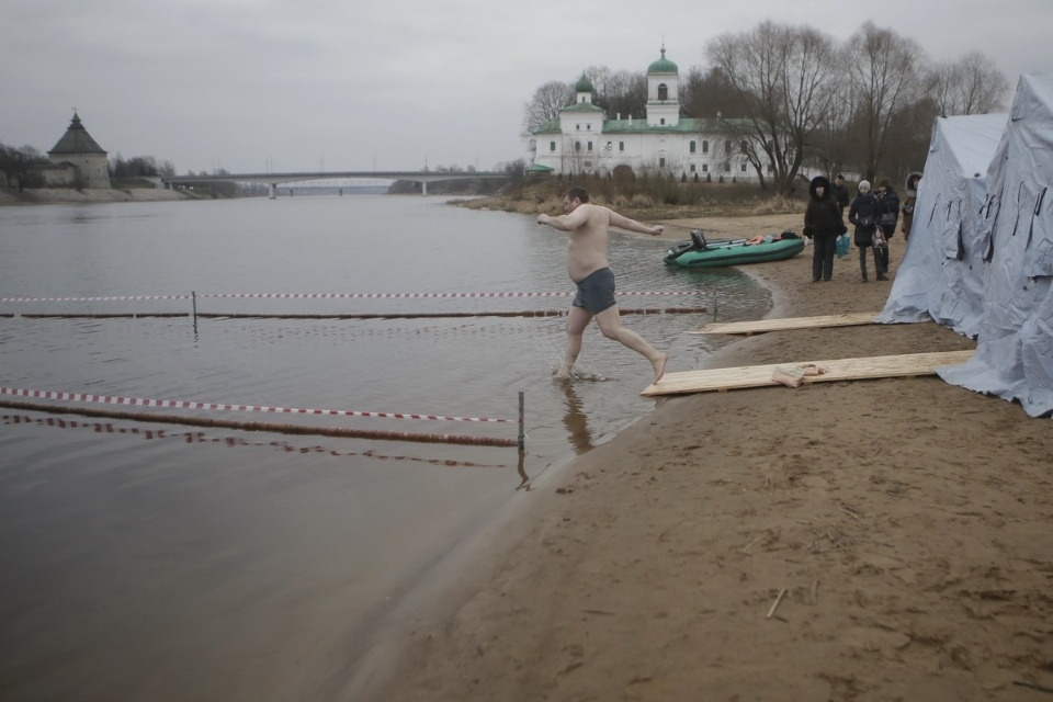 Крещенское купание в Пскове в 2020 году прошло без снега и льда