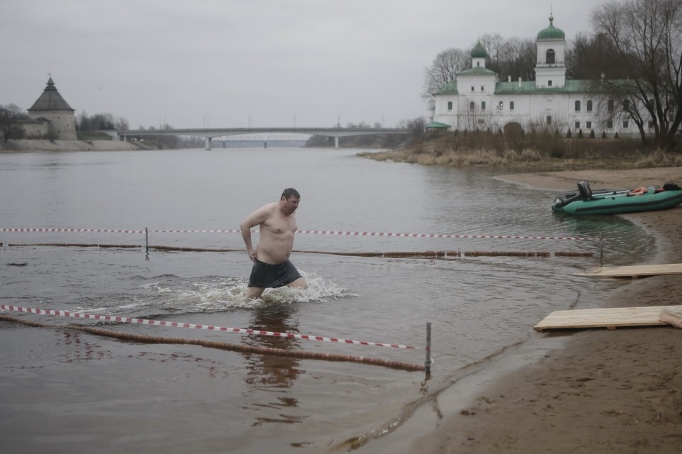 Крещенское купание в Пскове в 2020 году прошло без снега и льда