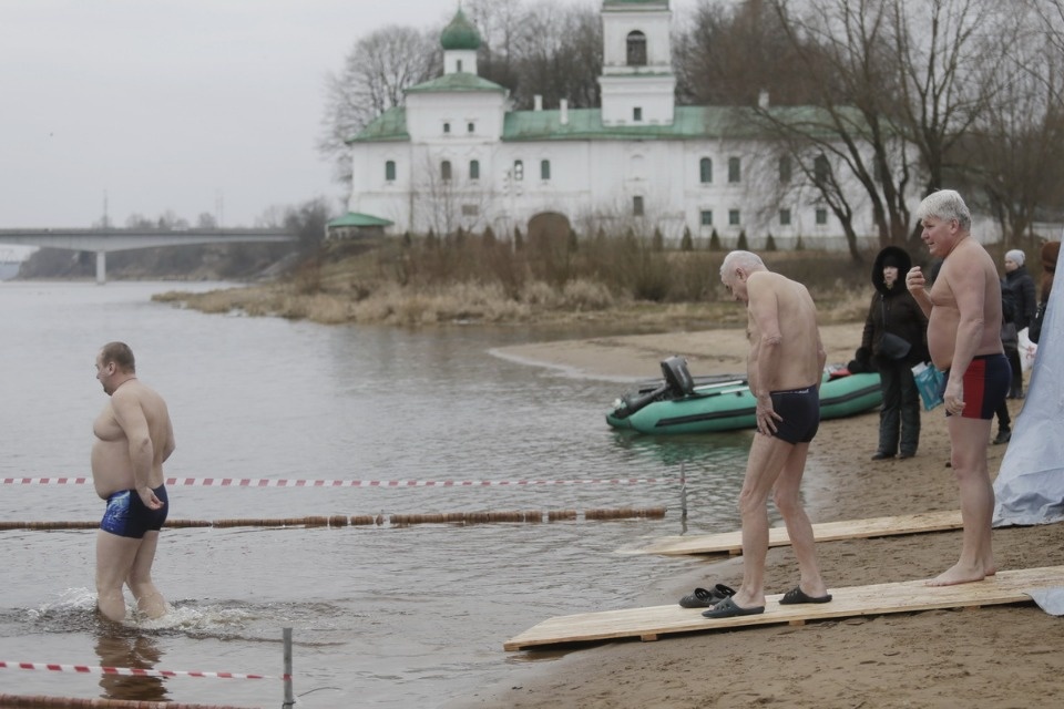 Крещенское купание в Пскове в 2020 году прошло без снега и льда