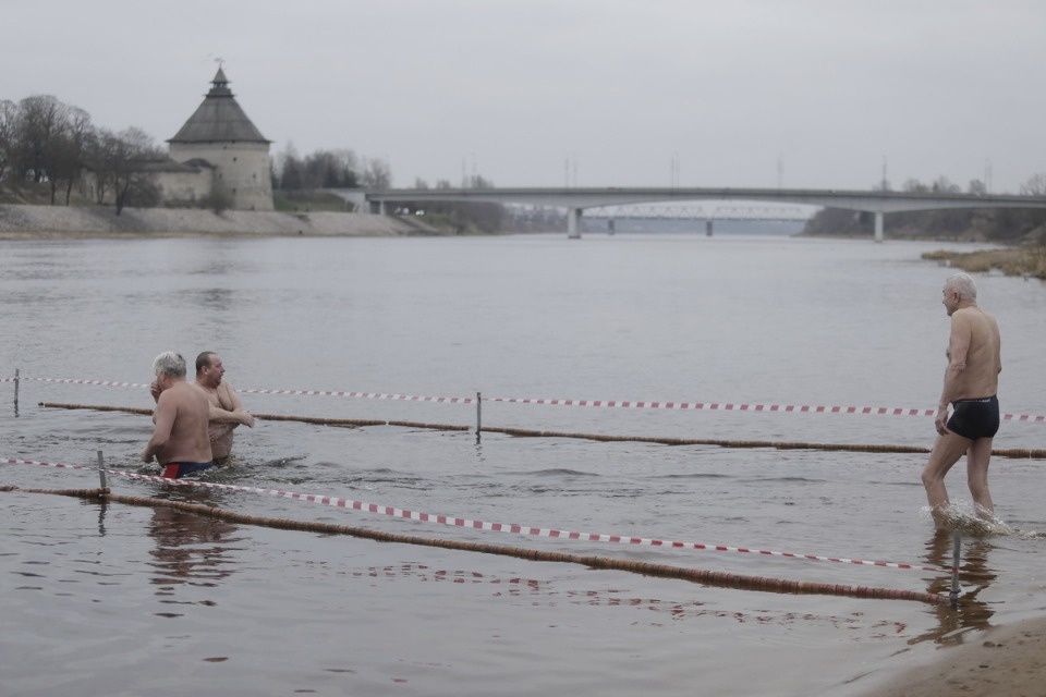 Крещенское купание в Пскове в 2020 году прошло без снега и льда
