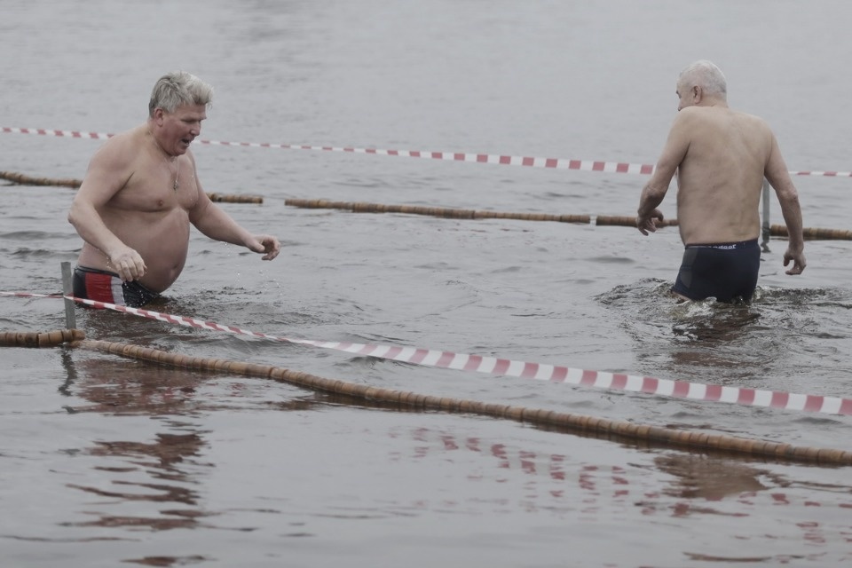 Крещенское купание в Пскове в 2020 году прошло без снега и льда