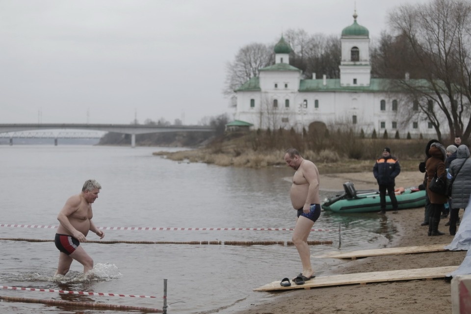 Крещенское купание в Пскове в 2020 году прошло без снега и льда