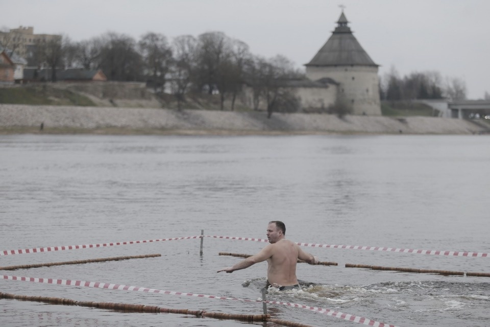 Крещенское купание в Пскове в 2020 году прошло без снега и льда