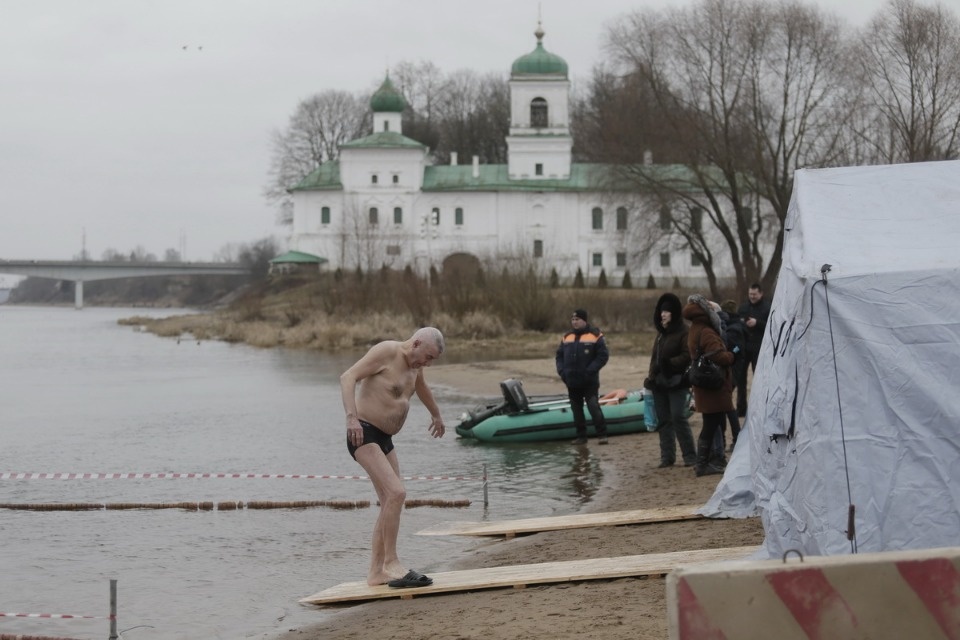 Крещенское купание в Пскове в 2020 году прошло без снега и льда