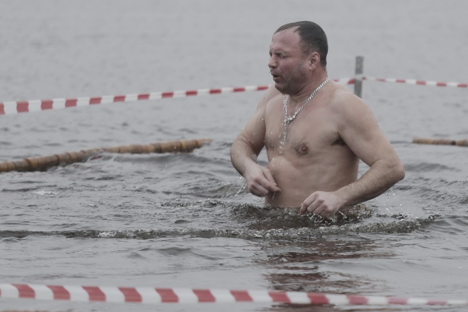 Крещенское купание в Пскове в 2020 году прошло без снега и льда
