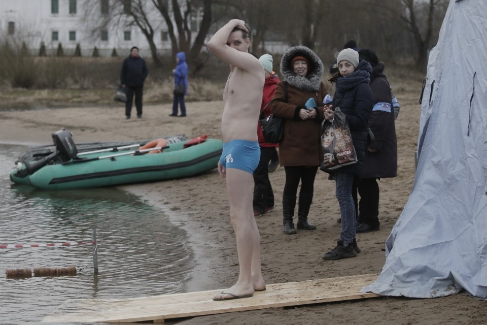 Крещенское купание в Пскове в 2020 году прошло без снега и льда