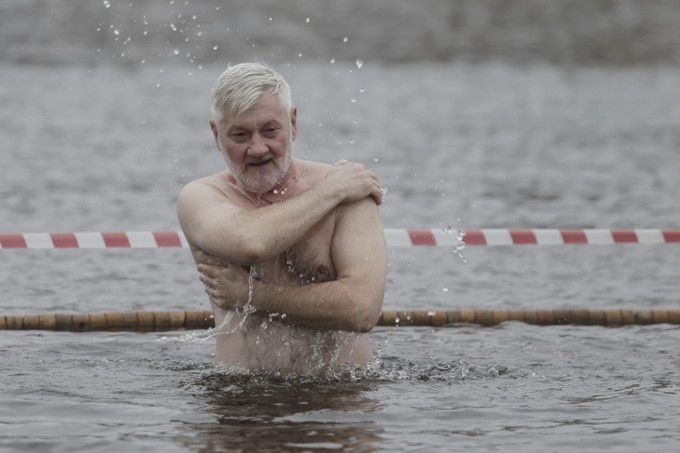 Крещенское купание в Пскове в 2020 году прошло без снега и льда